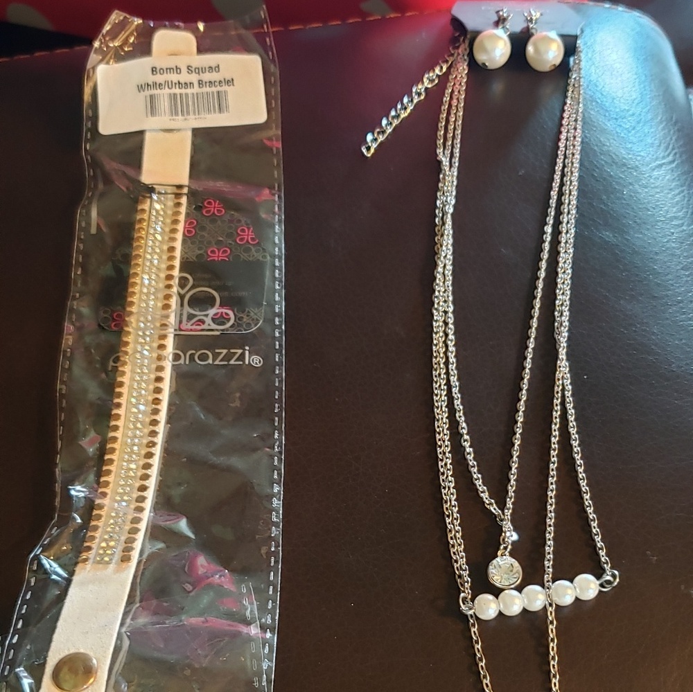 Papparazi  Necklace and Wrap